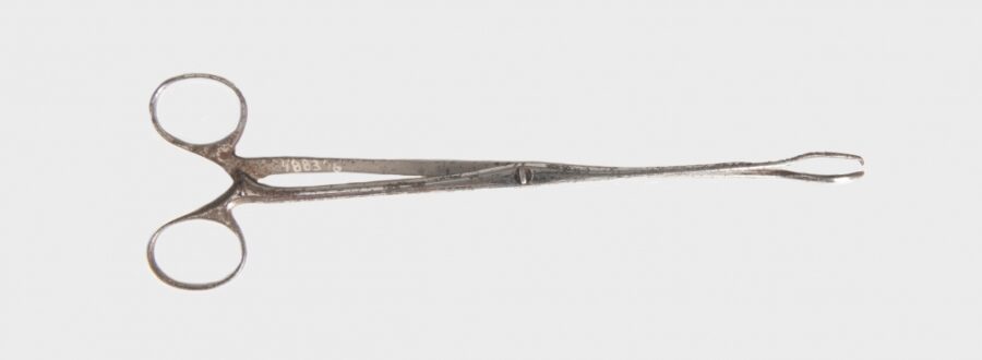 These long forceps—known as bullet forceps—were used to extract bullets and other fragments from soldiers who had suffered penetrating gunshot wounds.