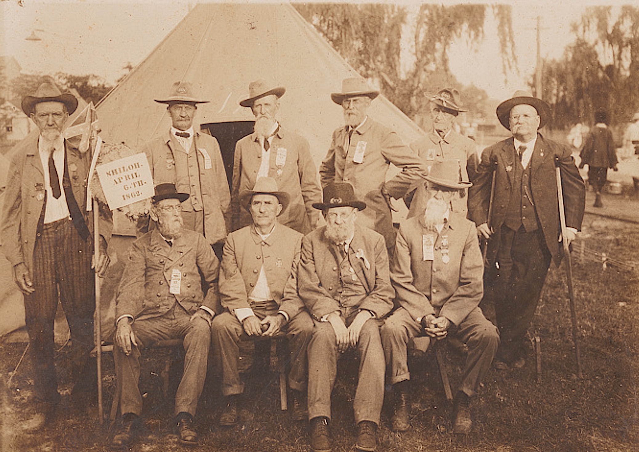 Unidentified Confederate veterans gather at a reunion in Jacksonville, Florida, in 1914.