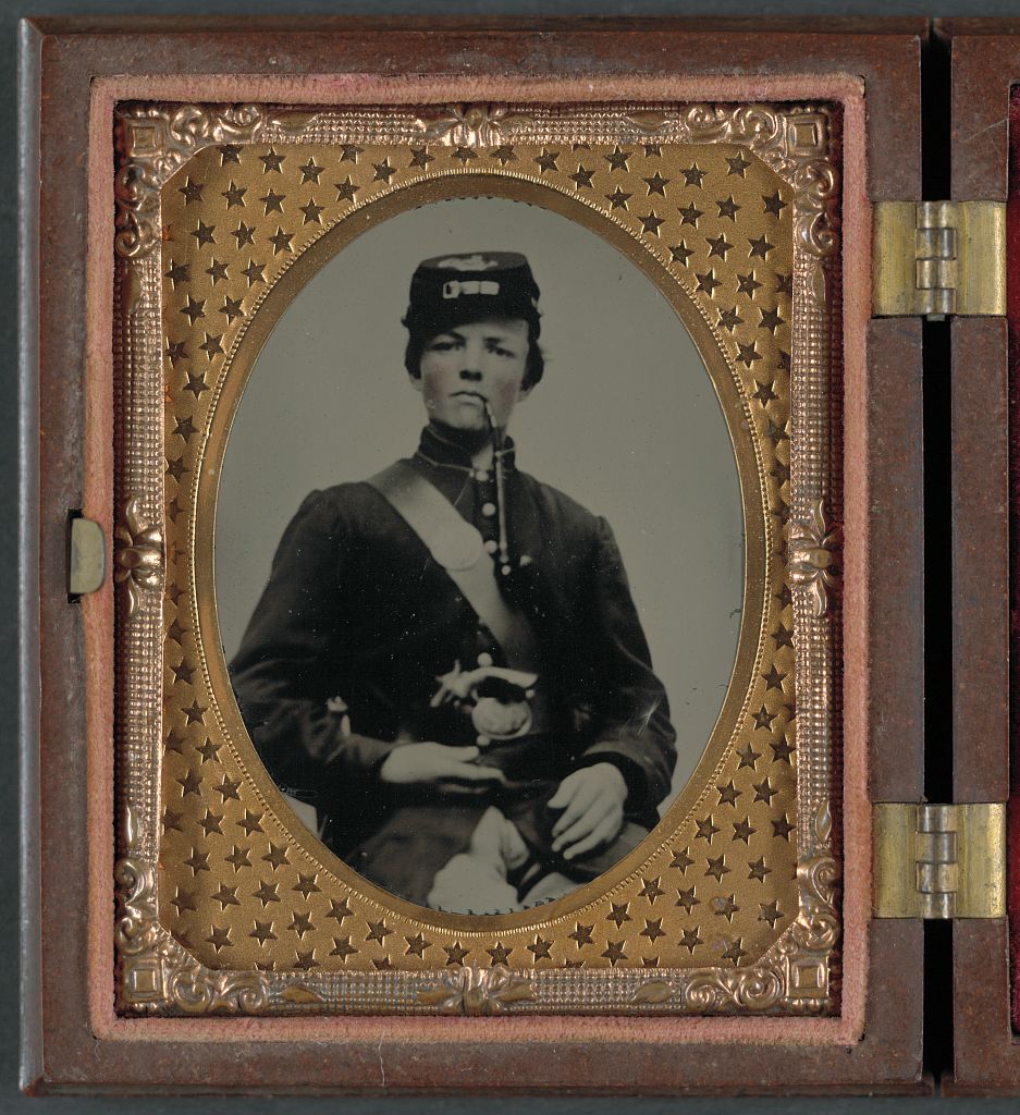 Unidentified soldier in Union uniform with pipe
