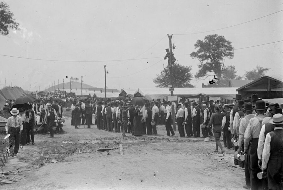 Civil War veterans line up for meals during the reunion at Gettysburg.