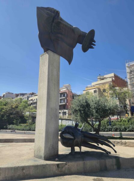 David and Goliath sculpture by American Roy Shifrin in Barcelona
